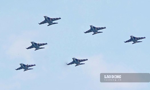 6 chiếc L-39NG bay trên bầu trời Hà Nội, ngày 28.8. Ảnh: Tô Thế