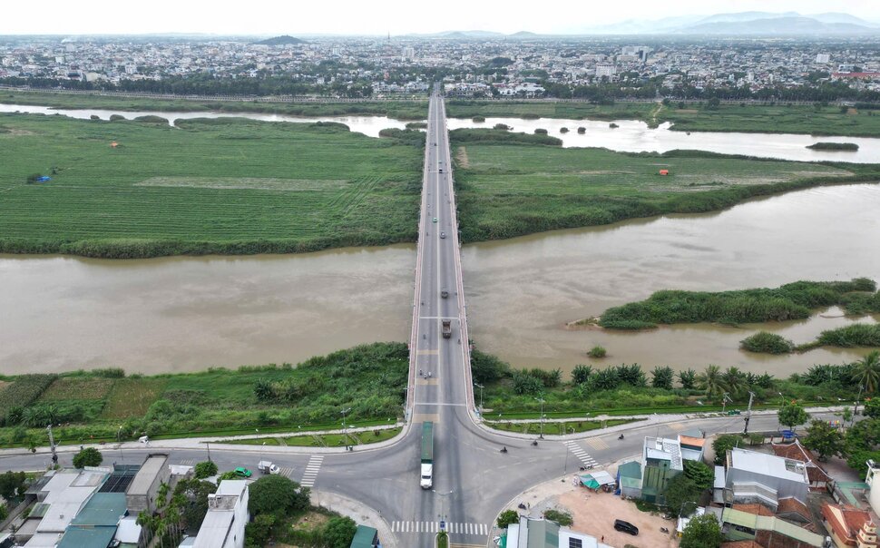 Cầu Thạch Bích có chiều dài tuyến hơn 2,4 km, trong đó, cầu dài hơn 875m, đường dẫn đầu cầu dài khoảng 1,5km. Ảnh: Viên Nguyễn