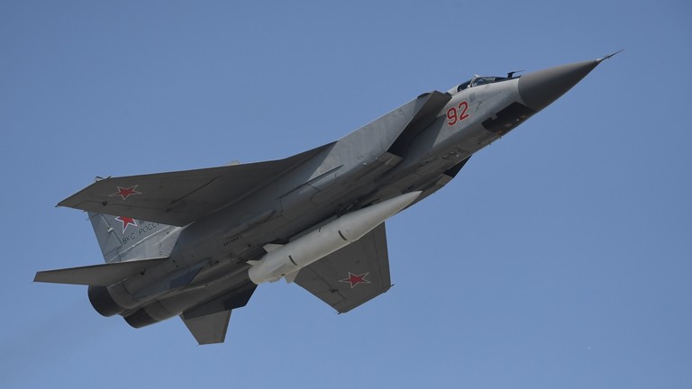 Avion de combate interceptor Mikoyan-Gurevich MiG-31 Foxhound con misiles hipersonicos rusos Kinzhal. Foto: Sputnik