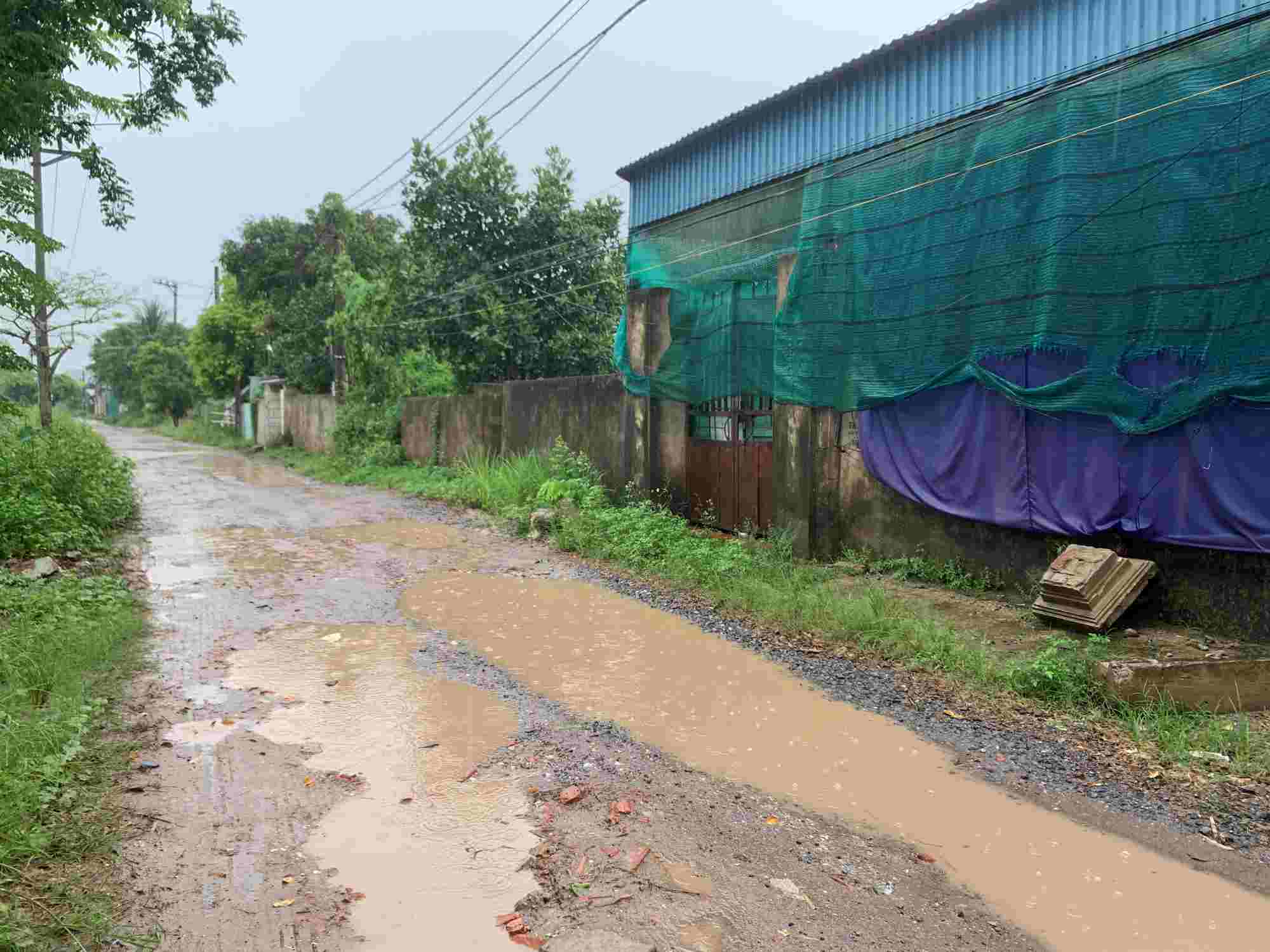 The degraded road, passing through a residential area in Hong Quang ward, Ninh Binh province, affects people's travel. Photo: Luong Ha