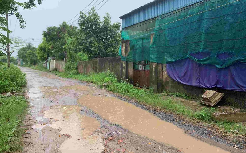 The degraded road, passing through a residential area in Hong Quang ward, Ninh Binh province, affects people's travel. Photo: Luong Ha