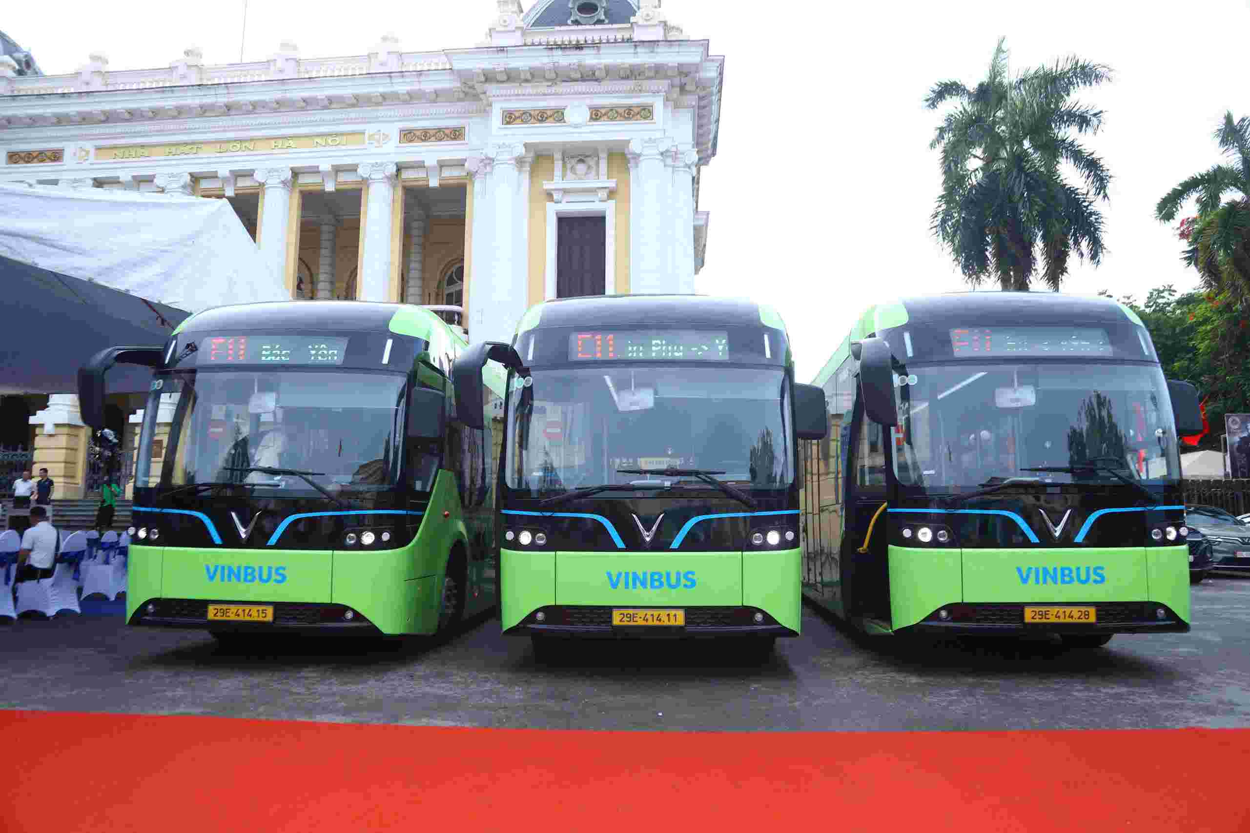 Electric buses contribute to greening traffic. Photo: Xuyen Dong