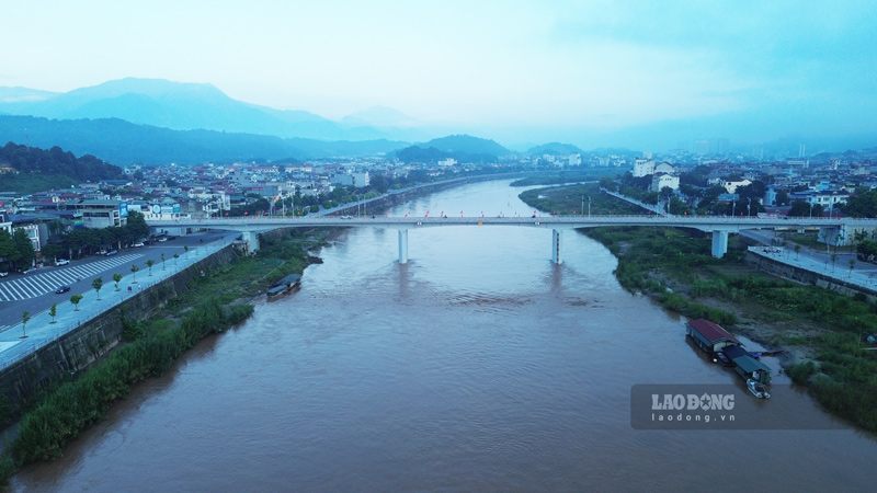 Tai cau Phu Thinh va Pho Moi, muc nuoc song khong qua dang cao trong nhung ngay mua bao vua qua. Anh: Dinh Dai