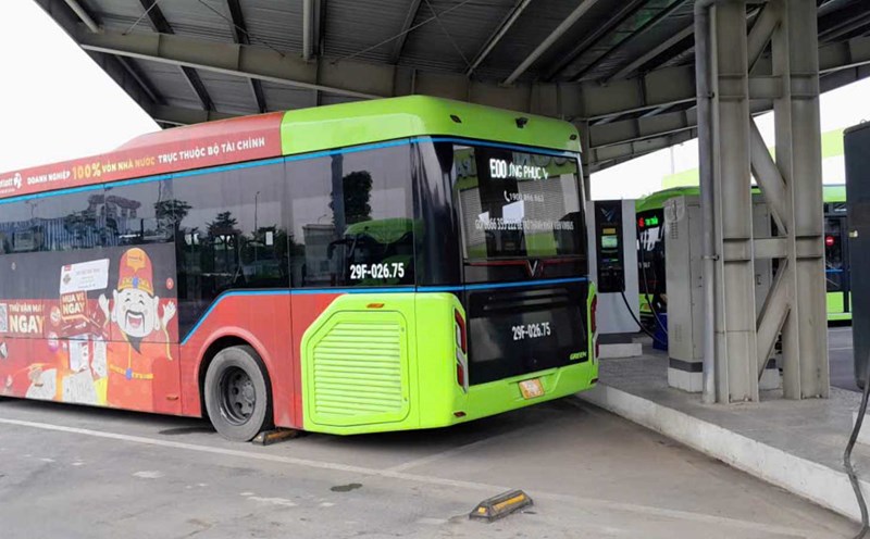Developing public transport requires synchronous charging station infrastructure. Photo: Xuyen Dong