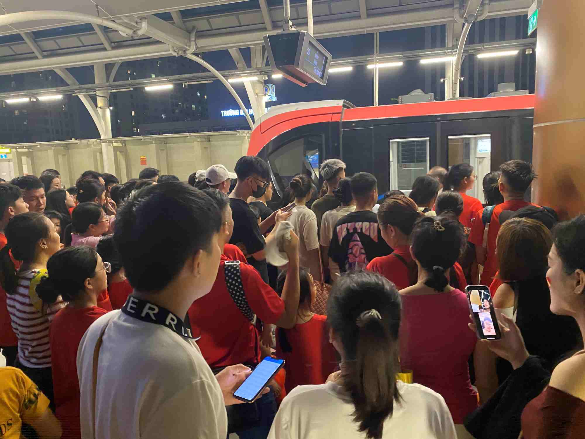 Many people have chosen street trains as a means of transportation to the central area and vice versa when participating in preliminary parade activities. Photo: Thuy Linh