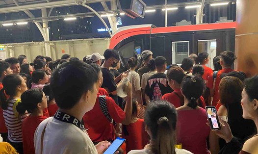 Nhiều người đã lựa chọn tàu điện làm phương tiện di chuyển đến khu vực trung tâm và ngược lại khi tham gia các hoạt động sơ duyệt diễu binh. 
Ảnh: Thùy Linh