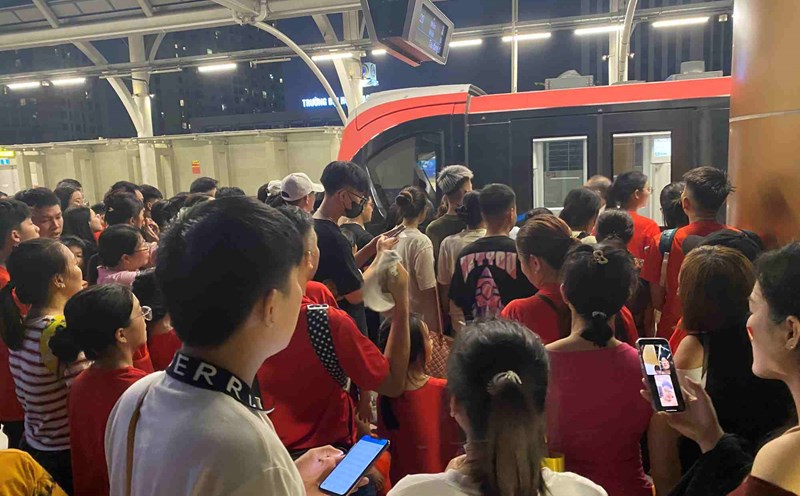 Many people have chosen street trains as a means of transportation to the central area and vice versa when participating in preliminary parade activities. Photo: Thuy Linh