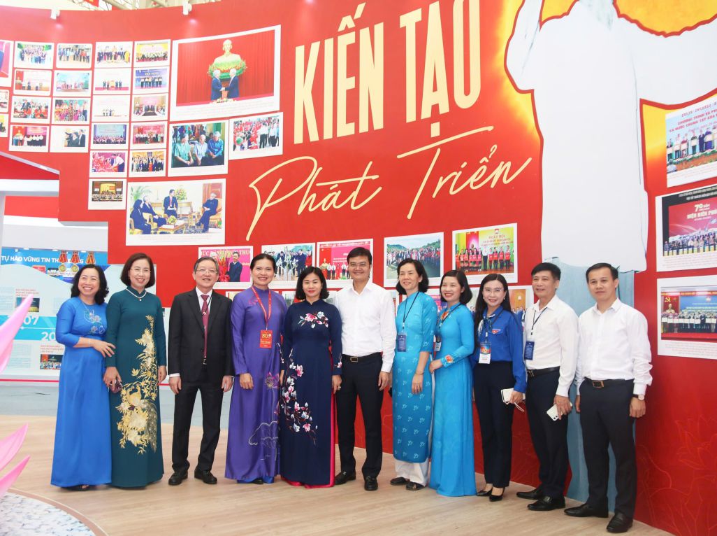 Lanh dao Uy ban Trung uong Mat tran To quoc Viet Nam, Tong LDLDVN chup anh luu niem tai khong gian trien lam Mat tran To quoc Viet Nam. Anh: Bao Han