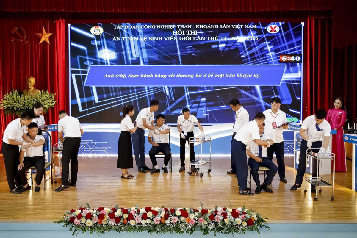 TKV의 2025년 제5회 우수 위생 안전 요원 대회에서 응급 처치 및 구급 붕대 감기 실습. 사진: TKV 노동조합