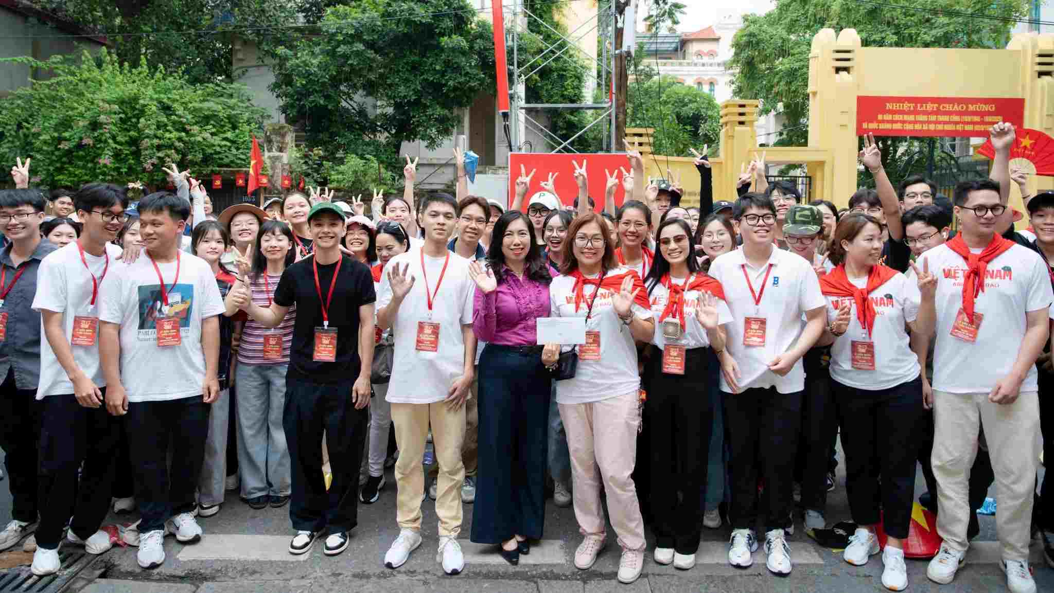 レ・ティ・トゥ・ハン外務次官は、8月革命80周年と9月2日の建国記念パレードの訓練に参加した在外ベトナム人代表を訪問し、励ましました。写真:NVNONN国家委員会