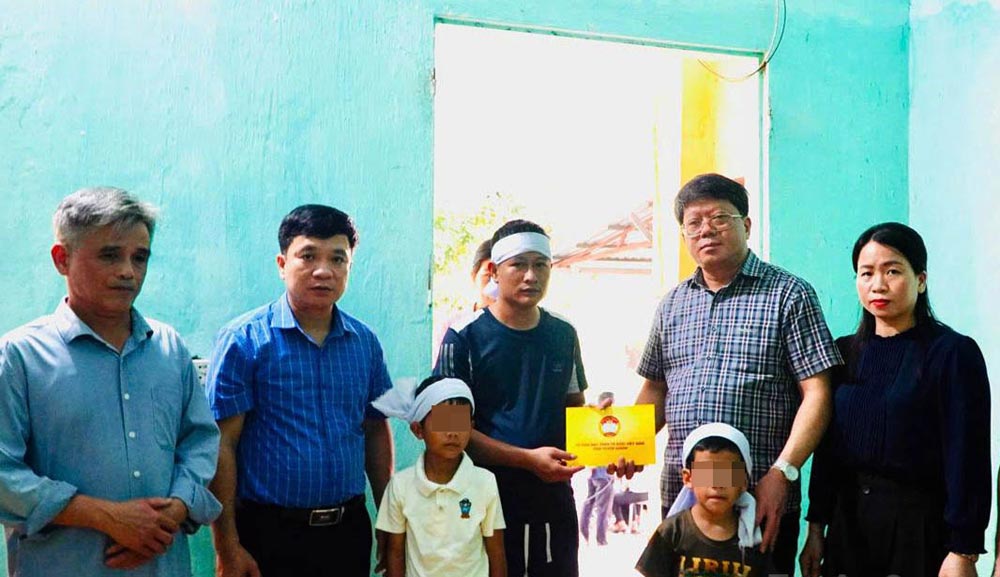 El Comite Permanente del Frente de la Patria de la provincia de Tuyen Quang visita y entrega apoyo a las familias de personas arrastradas por las inundaciones. Foto: Trang Hoang