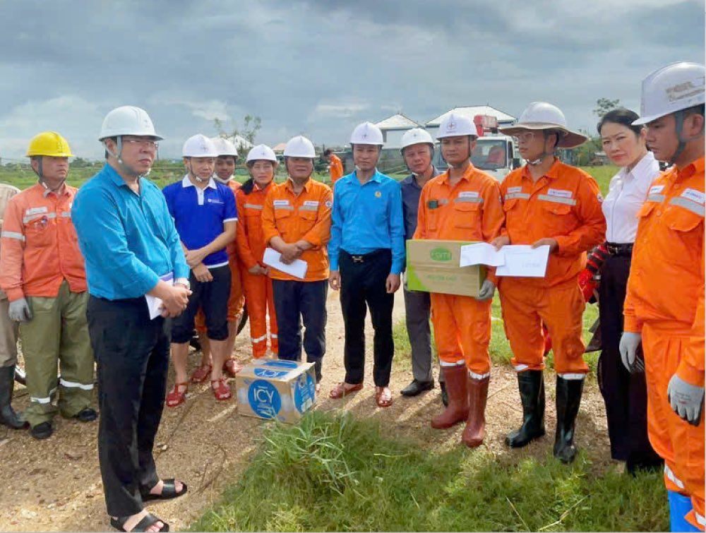 베트남 전력 노동조합 위원장이 간부 및 직원들에게 태풍 5호 피해 복구를 격려하고 있습니다. 사진: 투이 만