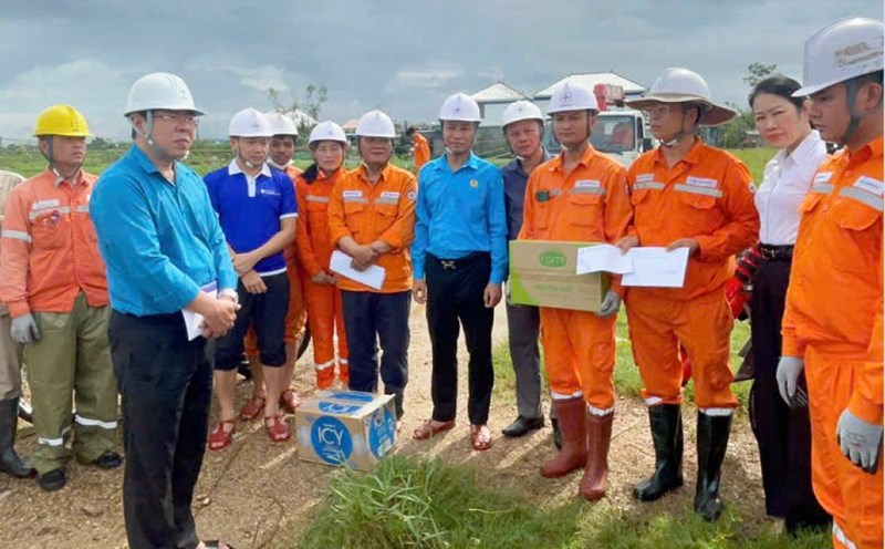 The Chairman of the Vietnam Electricity Trade Union encouraged officers and workers to overcome the consequences of storm No. 5. Photo: Thuy Manh