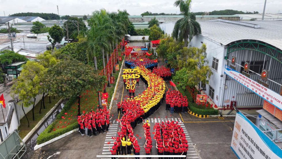 Pres de 1 300 ouvriers et employes de la societe TNHH Ky nghe Cua Y A Chau (quartier de Tan Hiep Ho Chi Minh-Ville) ont decore la patrie pour commemorer la Journee nationale du 2 septembre. Photo : Dinh Trong