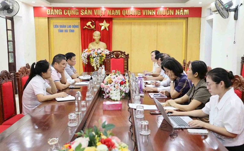 Working session between the Ha Tinh Provincial Federation of Labor and the leaders of Bao Minh Joint Stock Company to harmoniously resolve the labor problem of this Company. Photo: Ha Tinh Trade Union.