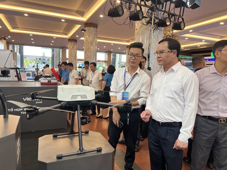 당 중앙위원회 위원 베트남 조국전선 중앙위원회 상임위원회 위원 중앙 단체 위원 베트남 조국전선 중앙위원회 부위원장 당위원회 서기 베트남 노동총연맹 위원장 응우옌딘캉이 베트남 노동총연맹 2025년 창의 노동 축제에서 전시회를 방문하고 있습니다. 사진: 키에우 부