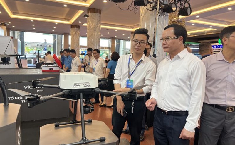 Member of the Party Central Committee, member of the Standing Committee of the Vietnam Fatherland Front Party Committee, Central organizations, Vice Chairman of the Central Committee of the Vietnam Fatherland Front, Party Secretary, President of the Vietnam General Confederation of Labor Nguyen Dinh Khang visited the exhibition at the 2025 Creative Labor Festival at the Vietnam General Confederation of Labor. Photo: Kieu Vu