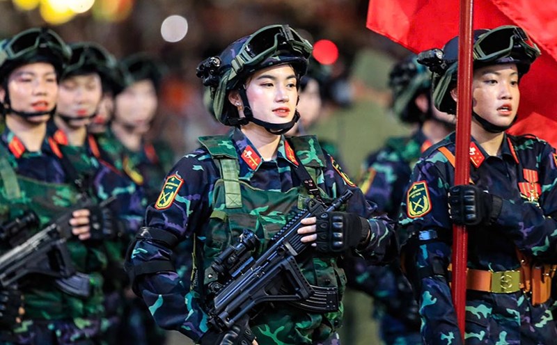 La gente presta atencion al calendario de prohibicion de carreteras para tener una ruta de viaje conveniente durante el dia de la inauguracion general del desfile militar A80. Foto: Minh Dan
