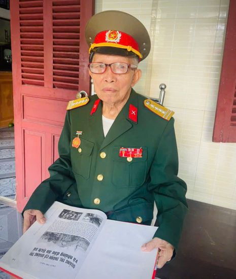 1972年のクアン・トリの古代の城塞で、パム・ホン・ラン大佐と文書を書いています。写真Trang Quynh