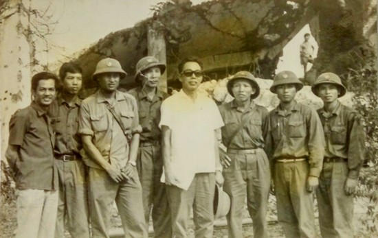 Dai ta Pham Hong Lan (thu ba tu phai sang) cung nha bao Phan Quang (ao trang) cung cac dong doi chup anh tai thanh co Quang Tri nam 1975. Anh tu lieu TTXVN