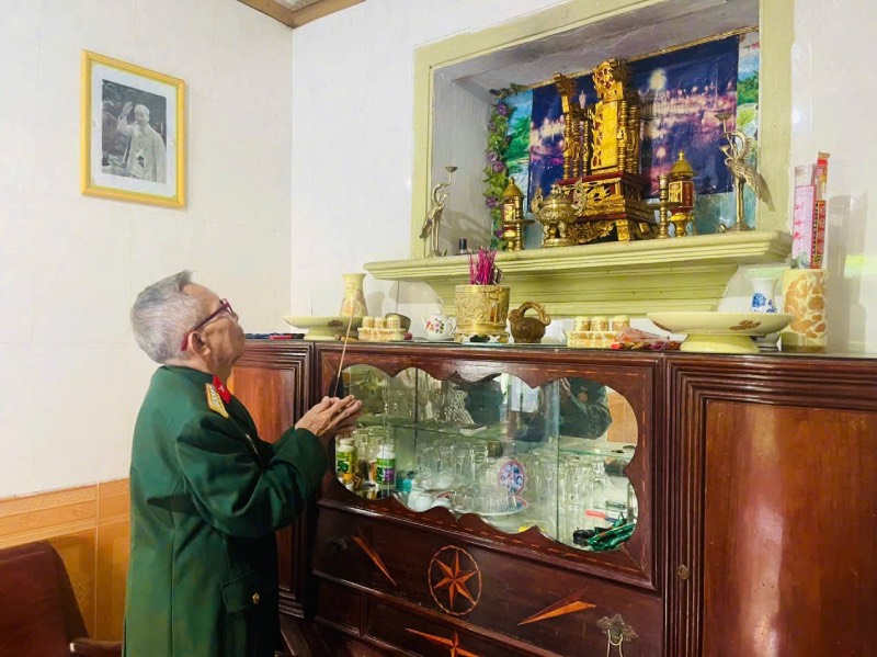 Dai ta Pham Hong Lan thap huong tuong nho cac dong doi. Anh Trang Quynh