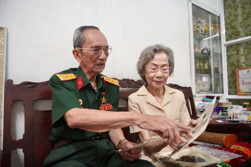 8月の8月、Tran Sy Loc氏は妻と一緒に座って、感情に満ちた最初の独立した新年の昔の思い出を回復しました。写真：Nhu Quynh
