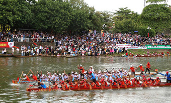 The traditional boat racing festival takes place on the Kien Giang River in 2024. Photo: Han Nguyen