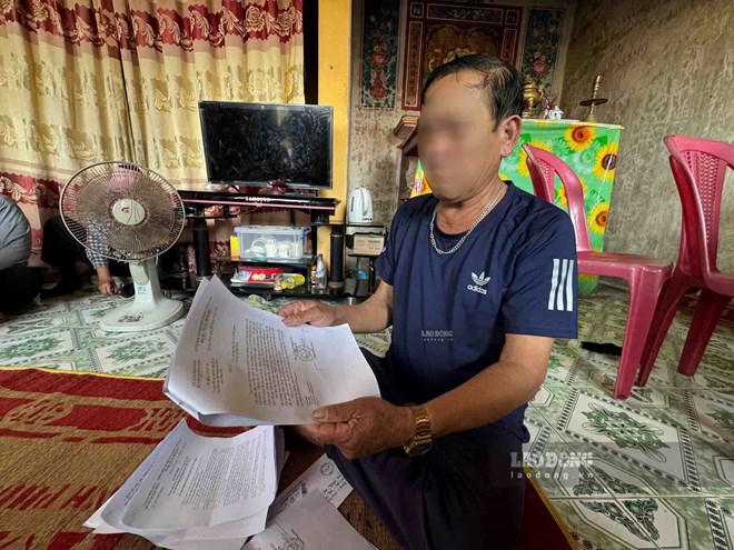 La gente proporciona documentos de notificacion para solicitar la asignacion de tierras forestales para la produccion en 2021. Foto: Cong Sang