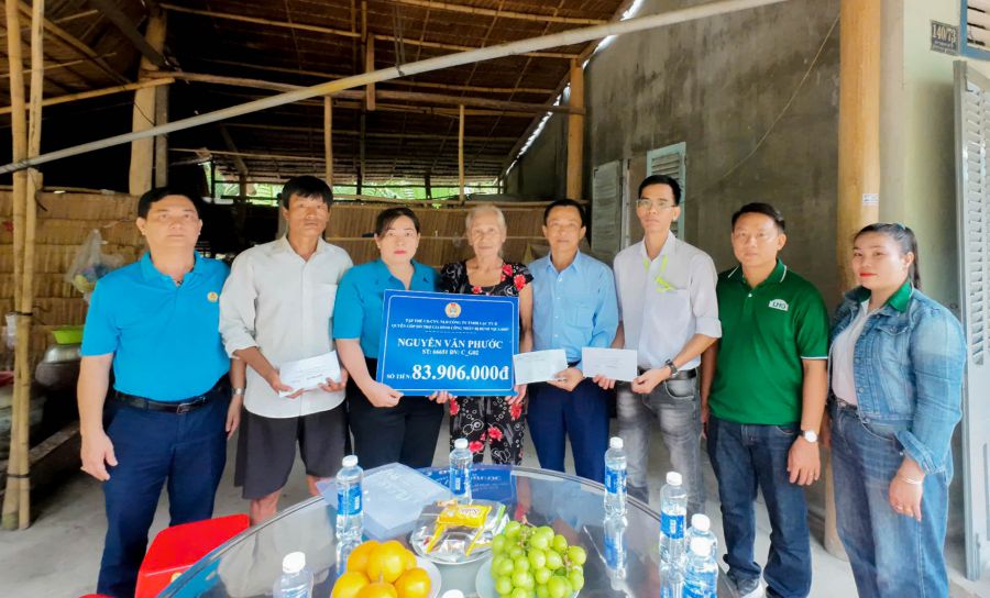 Los lideres de la LDLD de la ciudad de Can Tho y el Sindicato de la Compañia TNHH Lac Ty II entregan dinero de apoyo a las familias de los miembros del sindicato. Foto: LDLD de la ciudad de Can Tho