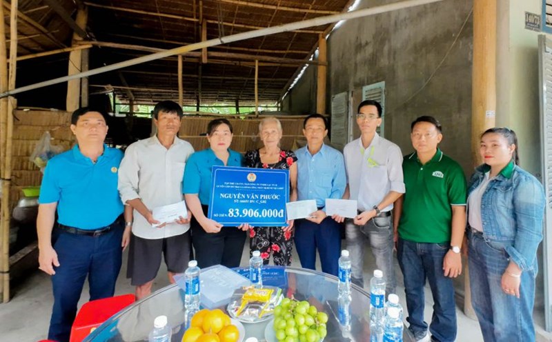 Leaders of the Can Tho City Labor Federation and the Trade Union of Lac Ty II Company Limited presented support money to the union member's family. Photo: Can Tho City Labor Federation