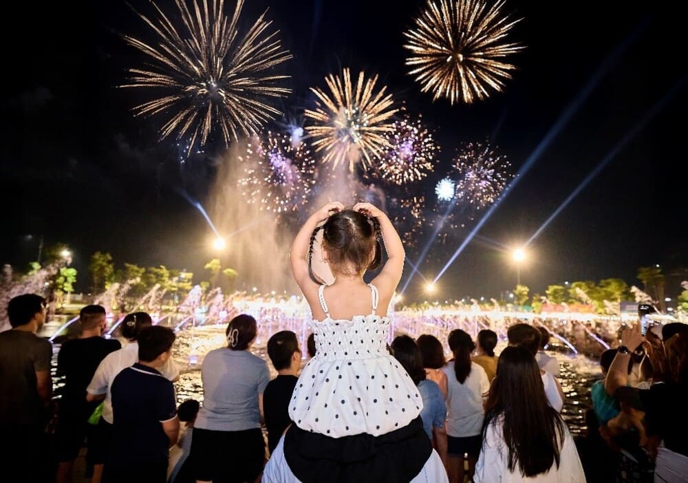 Los residentes y turistas que vengan a Ninh Binh con motivo del Dia Nacional del 2 de septiembre podran disfrutar de espectaculos de fuegos artificiales espectaculares y hermosos. Foto: Thanh Son