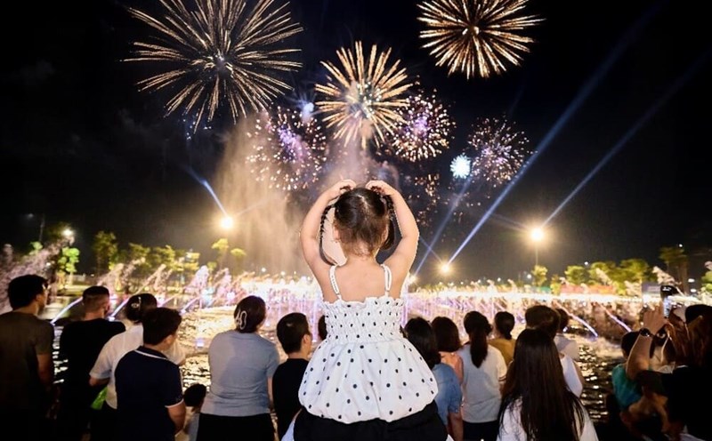 People and tourists coming to Ninh Binh on the occasion of National Day 2.9 will enjoy eye-catching and beautiful fireworks displays. Photo: Thanh Son