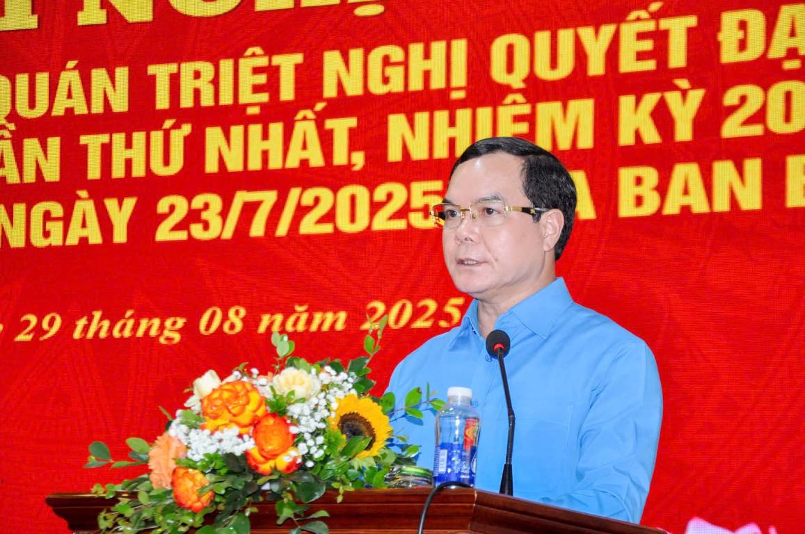 응우옌딘캉 중앙당 위원 베트남 조국전선 중앙위원회 부위원장 베트남 노동총연맹 위원장이 회의에서 발언하고 있습니다. 사진: 바오한