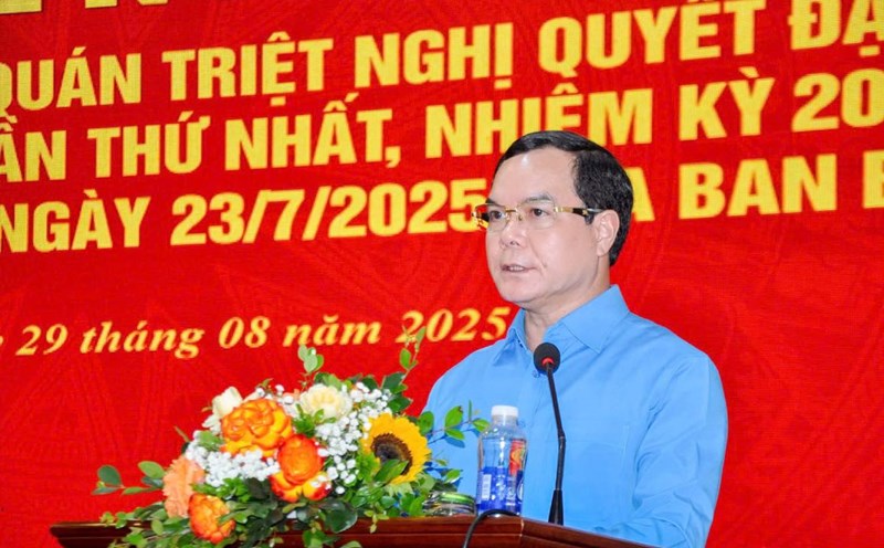 Mr. Nguyen Dinh Khang - Member of the Party Central Committee, Vice Chairman of the Central Committee of the Vietnam Fatherland Front, President of the Vietnam General Confederation of Labor - spoke at the conference. Photo: Bao Han