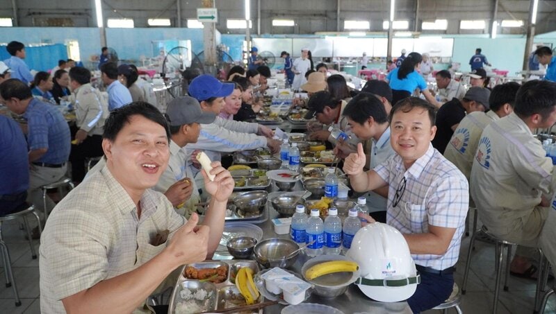 노동조합 점심 식사에서 선박 건조 및 석유 가스 기계 산업 유한 책임 회사 노동자들의 기쁨. 사진: Thu Thuy