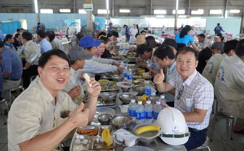 The joy of workers of Petroleum Mechanical Engineering and Industry Company Limited at the Union Meal. Photo: Thu Thuy