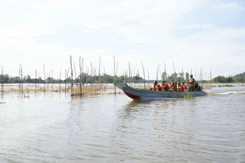 빈응우언 국경 수비대 근무조가 모터보트를 타고 국경을 보호하며 순찰을 하고 있습니다. 사진: 띠엔 빈