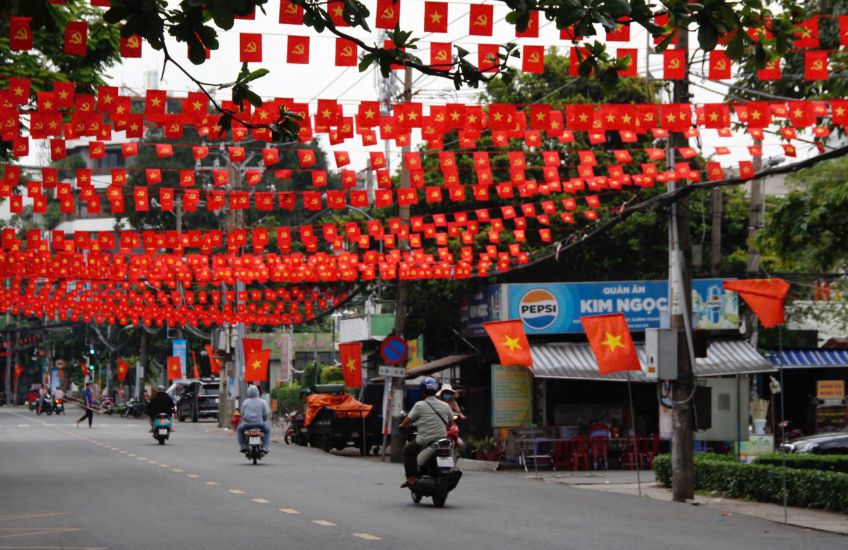 Las calles de la ciudad de Ho Chi Minh brillan con banderas y flores para dar la bienvenida al Dia Nacional 2 de septiembre. Foto: Nhu Quynh