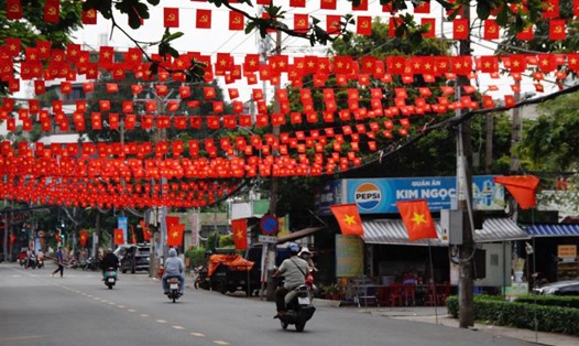 Đường phố TPHCM rực rỡ cờ hoa đón Quốc khánh 2.9. Ảnh: Như Quỳnh