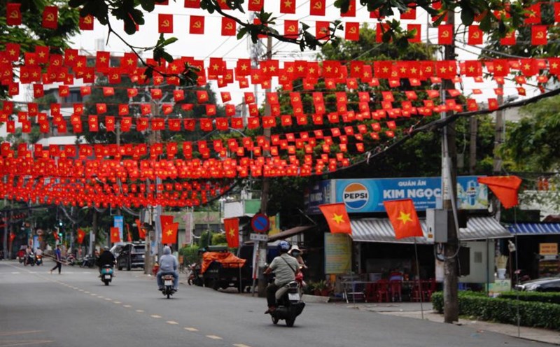 Ho Chi Minh City streets are brilliant with flags and flowers to welcome National Day on September 2. Photo: Nhu Quynh