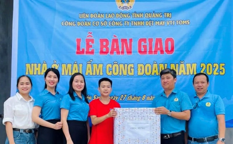 Handover ceremony of the "Union Shelter" house to union member Phan Duc Loi. Photo: Quang Tri Trade Union