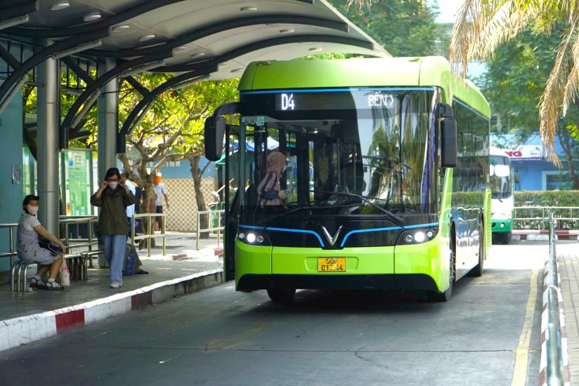Passagers accueillant des bus electriques dans le centre de Ho Chi Minh-Ville. Photo : Minh Quan