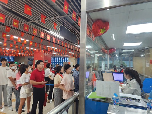 The urban railway runs overnight to serve people to watch A80 activities. Photo: Minh Hanh