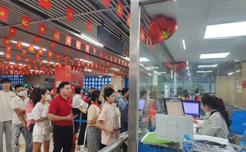 The urban railway runs overnight to serve people to watch A80 activities. Photo: Minh Hanh