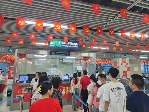 Nguoi dan xep hang mua ve len tau. Anh: Minh Hanh
