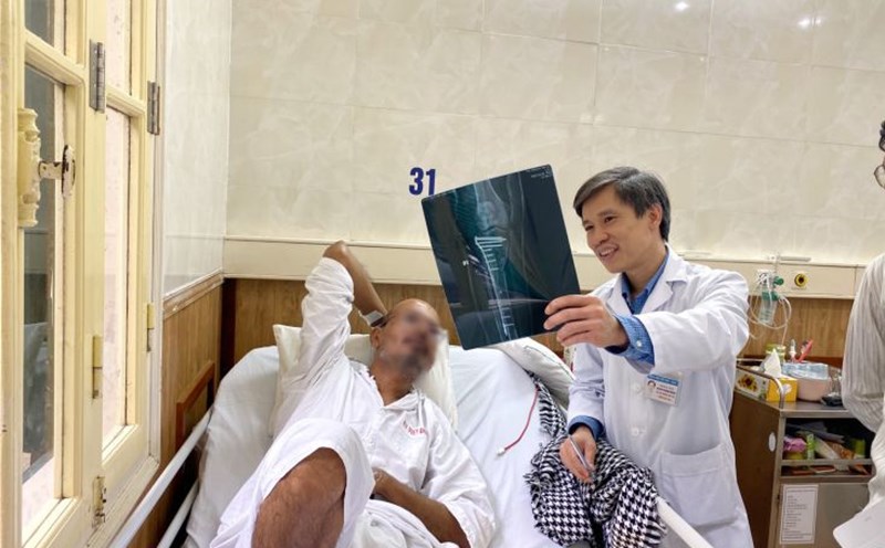 Associate Professor, Dr. Nguyen Manh Khanh, Deputy Director of Viet Duc Friendship Hospital, examines foreign patients. Photo: Hoai Phuong