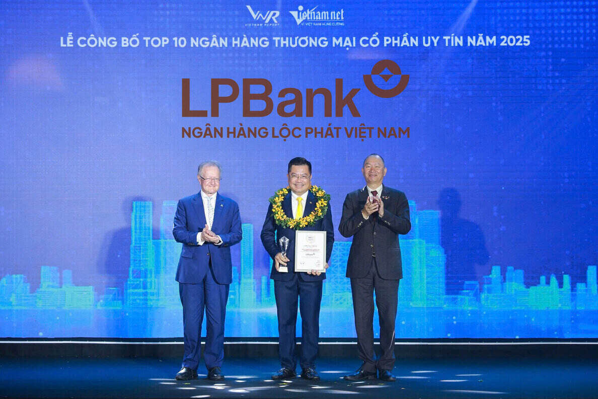 Ong Bui Thai Ha, Pho Chu tich HDQT LPBank nhan cup va chung nhan Top 10 Ngan hang TMCP uy tin nam 2025 tu Ban to chuc.