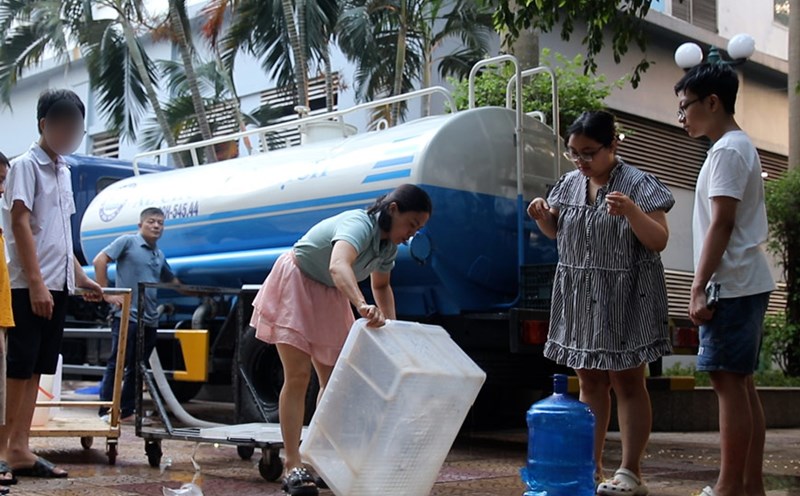Despues de las inundaciones cientos de hogares sufren por el agua sucia y los residuos estancados con enfermedades potenciales