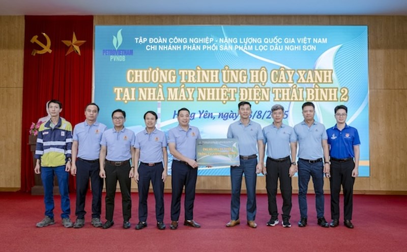 Awarding a sponsorship symbol of 500 trees. Photo: Khanh Chi