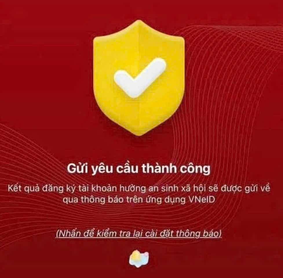 Lier avec succes un compte de paiement sur VneID pour recevoir des allocations de securite sociale. Il s'agit d'une option qui peut aider les gens a recevoir 100 000 VND de cadeaux du Tet de l'Independance. Photo : Huong Giang